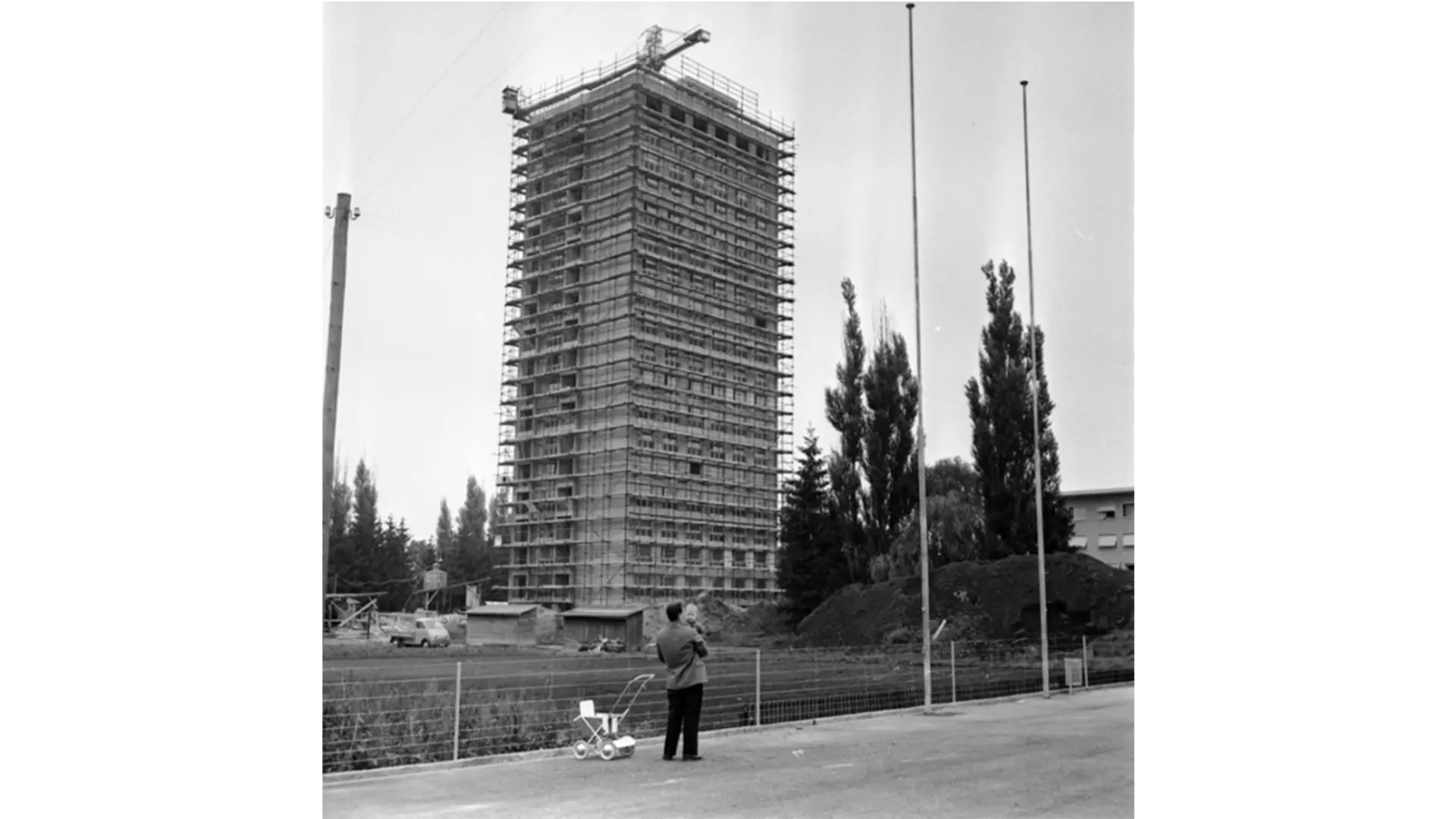Aufnahme 1959: Bau des Hirzenbach-Hochhauses.