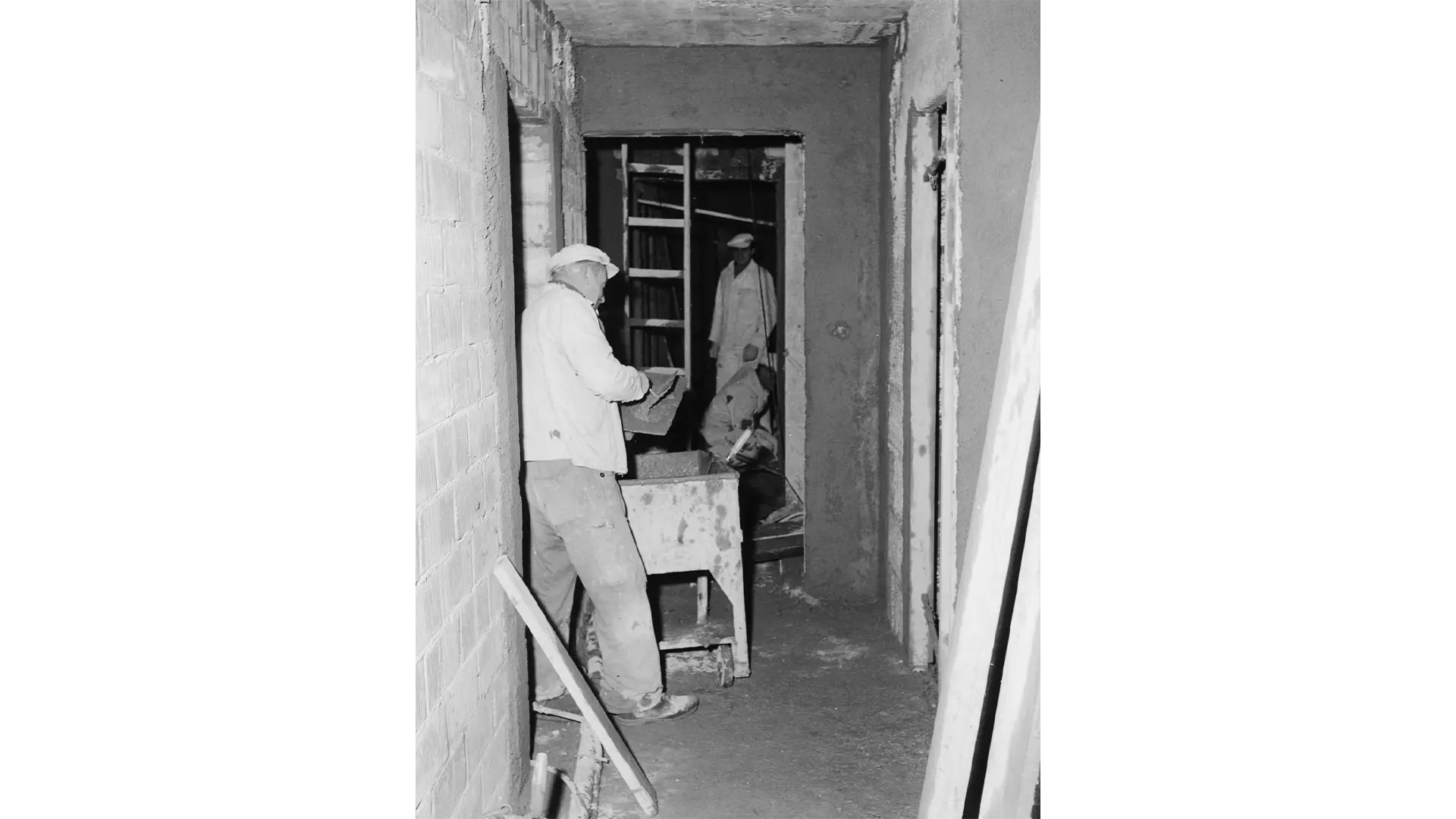 Aufnahme 1964: Maurer beim Bau der Siedlung Luegisland.