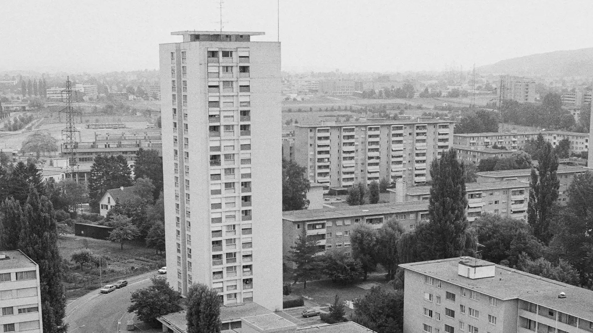 Aufnahme 1983: Hirzenbach, Zürich. Bahoge-Hochhaus und Siedlung im Hintergrund.
