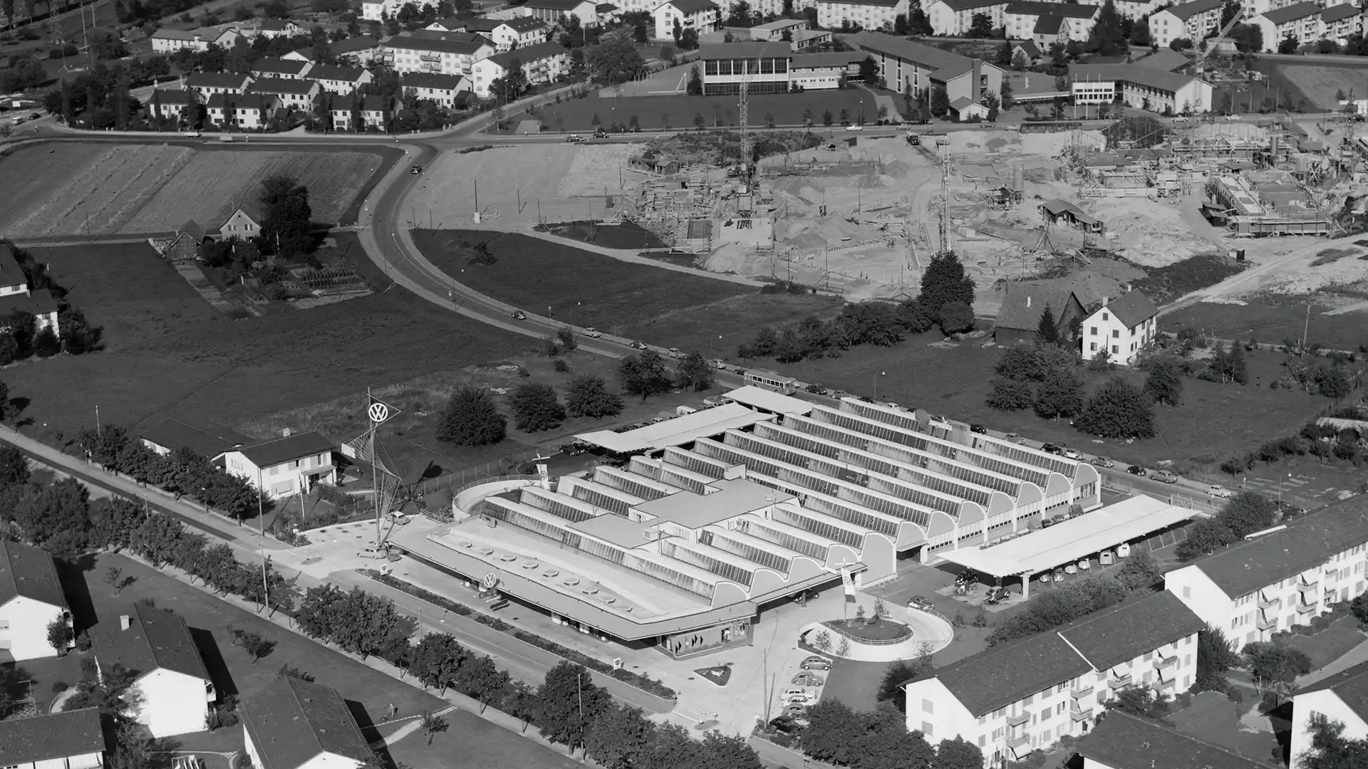 Aufnahme 1957: Luegisland, Zürich. Die bahoge-Siedlung entstand 1965, links auf der Wiese neben der früheren AMAG-Garage. Oben ist die Baustelle der Badi Auhof zu sehen.