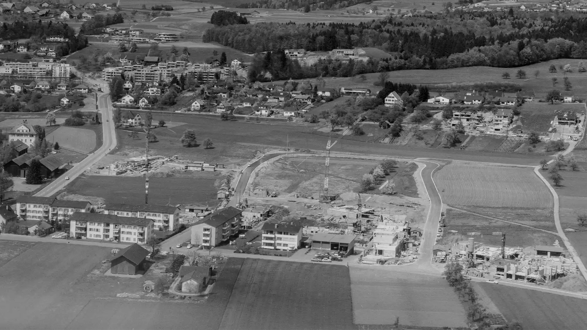 Aufnahme 1965: Thalwiesen, Kloten. Hinter den bestehenden Gebäuden entsteht das Quartier Hohrainli in Kloten. Die bahoge-Siedlung entstand 1983.